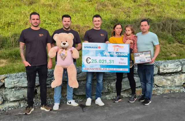 Kassier Rene Pronegg, Schriftführer Stefan Puntigam, Obmann Kevin Maier und die Familie aus Eichkögl (v. l.) bei der Scheckübergabe | Foto: Johann Schleich/Kevin Maier