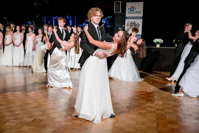 62 Absolventinnen und Absolventen feierten in der Messehalle 5 in Klagenfurt ihren glamourösen Schulball.