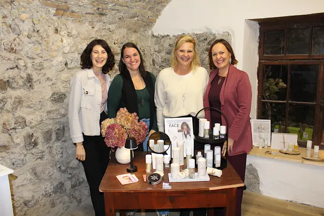 Katharina, Marina, Karin und Heidi stellten Kosmetikprodukte von "Ringana" vor.