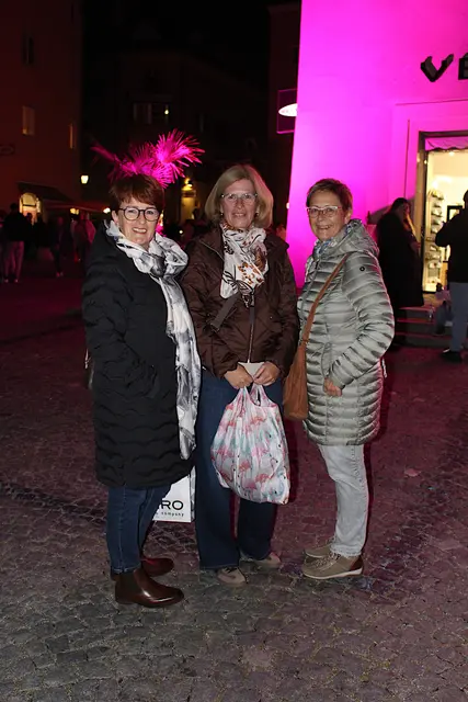 Elisabeth, Angelika und Lisa beim nächtlichen Einkaufen.