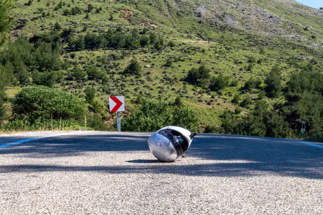 Symbolbild: Der 16-Jährige wurde mit Verletzungen unbestimmten Grades ins Salzkammergut Klinikum Bad Ischl gebracht. | Foto: PantherMedia / Akpinaart