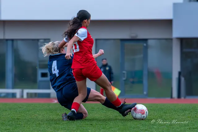 Wie eine "Laufmaschine" im Einsatz – Bettina Rohrmüller (SC Herzogenburg-Blau) gibt im Zweikampf alles. | Foto: Thomas Navratil