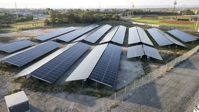 Die PV-Anlage auf dem Arela der Gleisschotterdeponie ist in Betrieb. | Foto: Weller, Stadt WRN