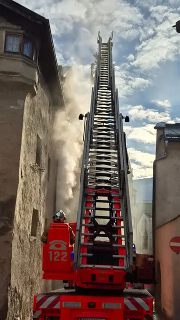 Die Einsatzkräfte mussten ein Tür gewaltsam öffnen. | Foto: ZOOM.Tirol