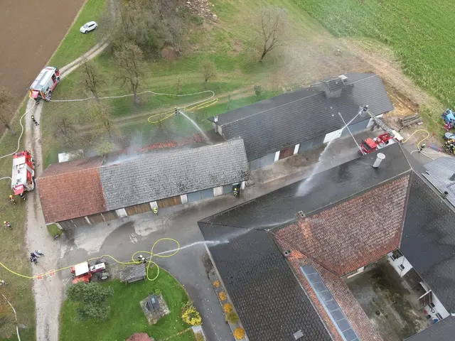 Ein Brand in einem landwirtschaftlichen Objekt, ein schwerer Verkehrsunfall sowie mehrere vermisste Personen verlangten den 150 eingesetzten Einsatzkräften von acht Feuerwehren alles ab. | Foto: TEAM FOTOKERSCHI / DROHNENGRUPPE BEZIRK KIRCHDORF
