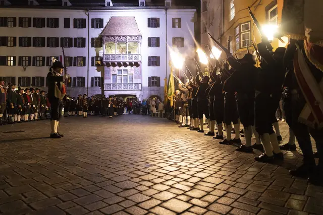 Schneidige Ehrensalve vor dem Goldenen Dachl, ausgeführt von der Ehrenkompanie Kirchdorf. | Foto: BTSK