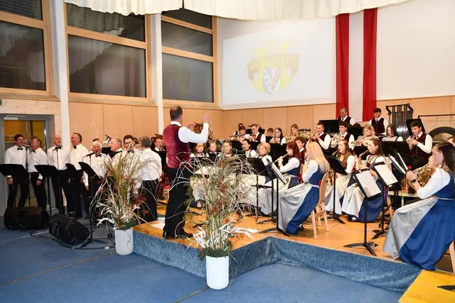 Blasmusik mit kräftigen Stimmen von "8Klang" beim Festkonzert in Ranten. | Foto: Anita Galler