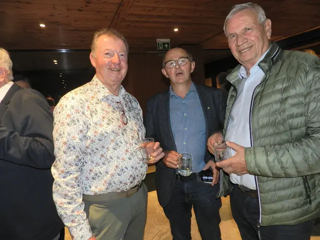 Gemeinderat Anton Schilling, Vizebürgermeister Johann Leitner, Bgm a. D Ernst Hochgerner freuen sich, dass Innermannzing endlich auch eine Topothek hat | Foto: Heribert Punz