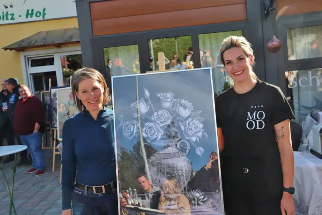 Nicole Neubauer-Sicher (li) mit Barockrosen in Kohlezeichnung und Unternehmerin Christina Moitz | Foto: Edith Ertl