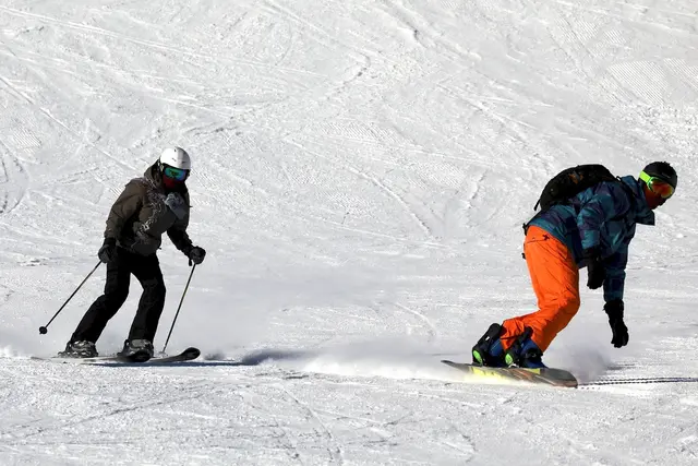 Ein 17-jähriger Deutscher kam mit dem Snowboard im freien Skiraum zu Sturz.  | Foto: Pixabay/ Symbolbild