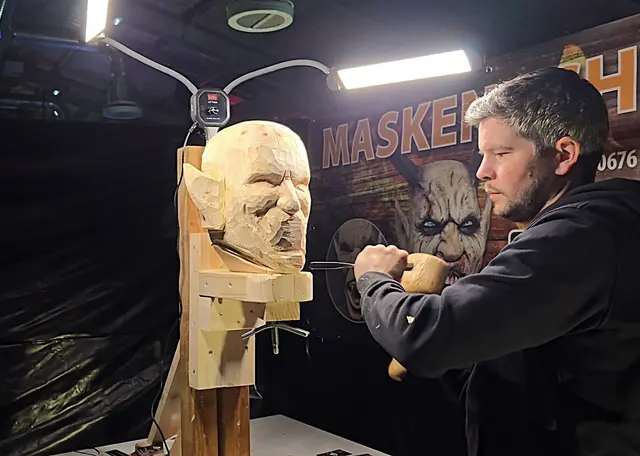 Maskenschnitzer Johann Fink