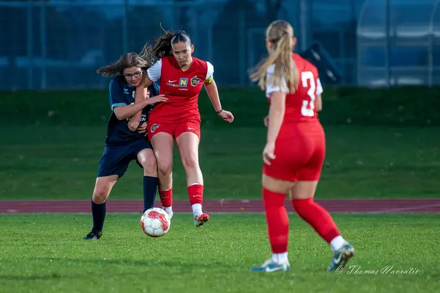 Sandra Halbmayer (SC Herzogenburg-Blaues Trikot) lässt ihrer Gegenspielerin im Duell um den Ball kaum Raum. | Foto: Thomas Navratil