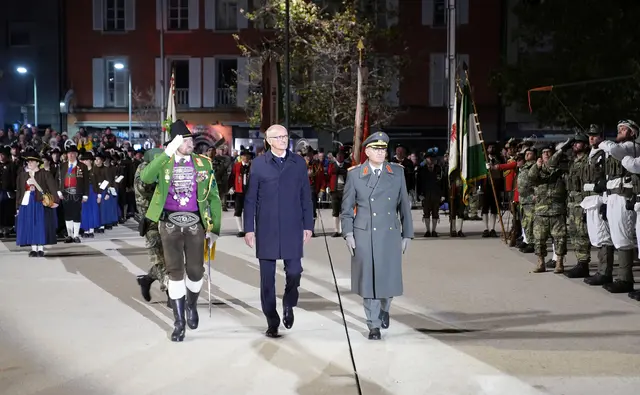 Beim Abschreiten der Front v. li. Landesschützenkommandant Thomas Saurer, LH Anton Mattle und Tirols Militärkommandant Ingo Gstrein. | Foto: Land Tirol/Jovanovic