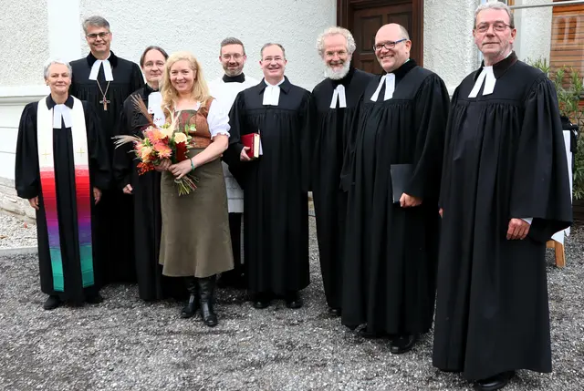 Veronika und László László (3.v.l.) inmitten der Pfarrgemeinschaft bei der Amtseinführung im September 2023 | Foto: Gerhard Langmann