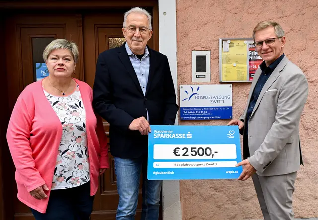 Obmann-Stellvertretung Melitta Wührer sowie Franz Preiß, Obmann der Hospizbewegung Zwettl und Johannes Scheidl , Vorstandsdirektor der Waldviertler Sparkasse, bei der Scheckübergabe (v.l.). | Foto: Waldviertler Sparkasse