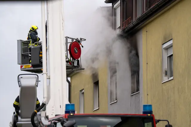 Dank des schnellen und professionellen Eingreifens der Feuerwehr konnte eine weitere Ausbreitung des Feuers verhindert und der Sachschaden begrenzt werden. | Foto: TEAM FOTOKERSCHI / MARTIN SCHARINGER