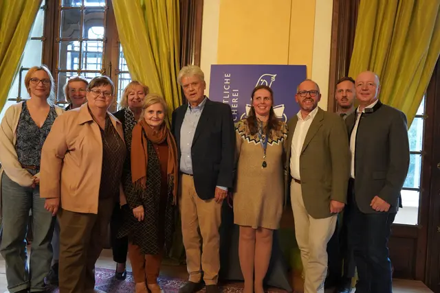 Bei der Eröffnung der öffentlichen Bücherei in Kittsee: Bgm. Johannes Hornek, Prof. Emmerich Bachmayer, Dr. Elisabeth Ochsner, Katharina Paradeisz, Vzbgm. Johann Paradeisz, GR Maria Bezenek-Salvamoser, Eva Gruber, Autor Michal Hvorecky | Foto: Andrea Glatzer