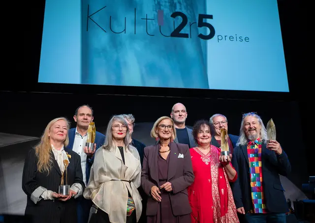 Landeshauptfrau Johanna Mikl-Leitner zeichnete am gestrigen Donnerstagabend die Kulturpreisträgerinnen und Kulturpreisträger 2025 im Festspielhaus St. Pölten aus. | Foto: NLK Pfeffer
