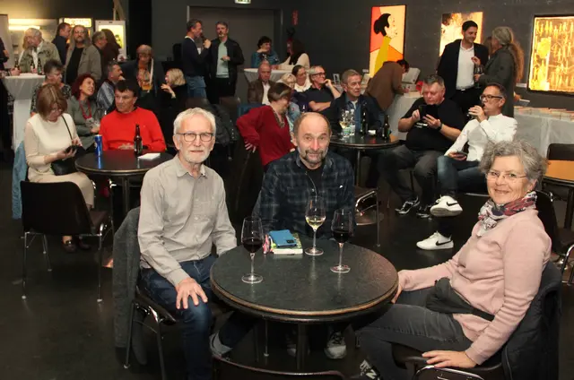 Der ehemalige HTL-Lehrer Rudolf Hochwarter (Mitte) hatte Heimvorteil beim Verlagsfest und präsentierte sein neuestes Buch "Rund um den Geschriebenstein". | Foto: Peter Seper