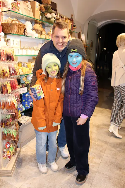 Zwei bunte "Monster" beim Einkaufen mit Papa.