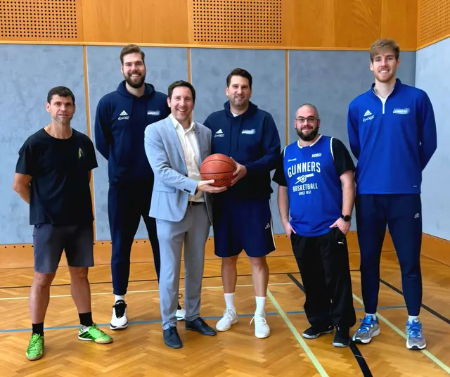 Michaela Udovicic, Daniel Köppel, Direktor Markus Neuhold, Headcoach Horst Leitner, Robert Ruzsa und Florian Köppel. | Foto: BRG OP