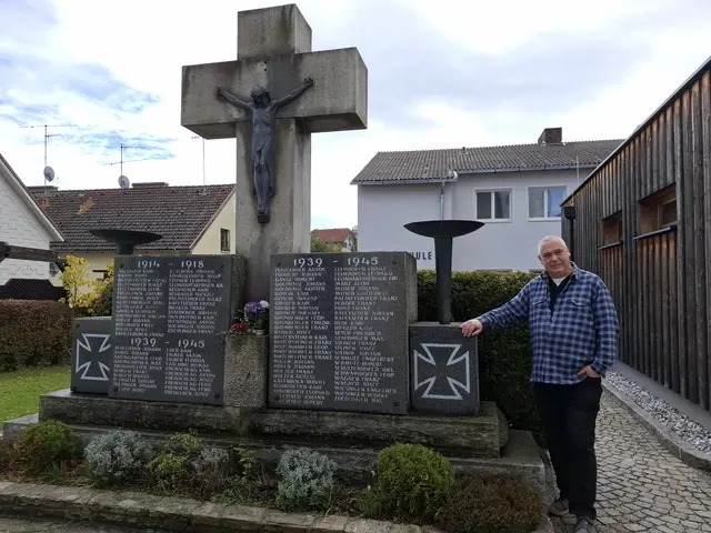 Karl Hohensinner beim Kriegerdenkmal in Dimbach.