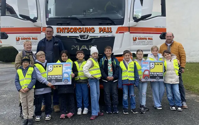 Klassenlehrerin  Ursula Pasch, LKW-Fahrer Peter Varga und Direktor Wilhelm Miklos mit den Kindern der dritten und vierten Klasse der Volksschule Siget | Foto: WKB