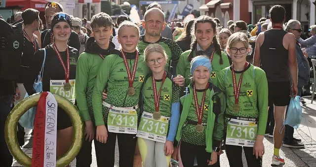 Emma Scherb (mit Lorbeerkranz) und ihre Lauffreunde von Tripower Freistadt. | Foto: Tripower Freistadt