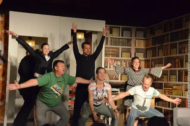 Volksbühne Telfs: Wenn die "Neuen" auf die "Jungen" treffen, hilft nur Humor und tanzen. | Foto: Sabine Schletterer