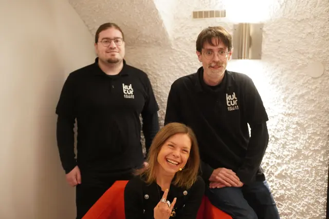 Sebastian Küberl ließ sich mit Christian Wagner und Künstlerin Andrea Limmer ablichten.