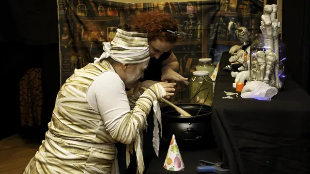 Michi Müller und Jenny Freyhammer brauen das Hexengebräu | Foto: Markus Achleitner