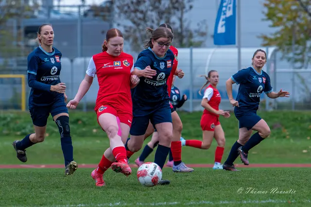 Sandra Halbmayer (SC Herzogenburg, in Blau) jagt energisch dem Ball nach. | Foto: Thomas Navratil