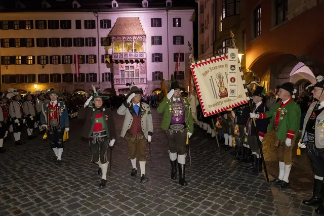 Abschreiten der Front der Schützenkompanien in der Innsbrucker Altstadt. | Foto: BTSK
