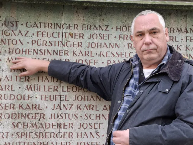 Karl Hohensinner beim Kriegerdenkmal in Grein. Hier kann er seinen Großvater Karl Hohensinner lesen. 