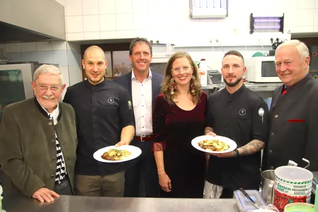 Mit den kulinarischen Leckerbissen vom Moorochsen: Jürgen Frank, Joachim Kuzmits, Gernot Kremsner, Anja Haider-Wallner, Marc Schrammel, Werner Sinkovics (von links). | Foto: Martin Wurglits