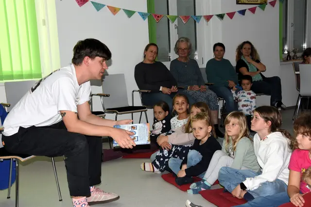 Kinderbuchautor Matthäus Bär bei seiner Lesung.  | Foto: Gemeindebücherei Wimpassing