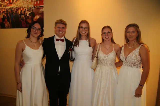  Xaver war der Hahn im Korb bei Lissy, Laura, Eva, Anika  | Foto: Foto Fischer / Hager