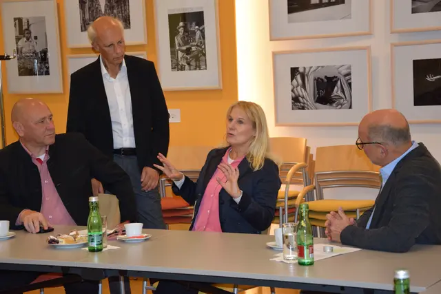 interessante Gespräche  | Foto: Josef Strohmeier