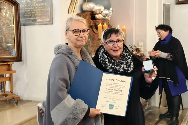 Das Goldenes Ehrenzeichen der Marktgemeinde Zwentendorf verlieh Bürgermeisterin Marion Török Maria Knöpfl. | Foto: Christian Nowotny