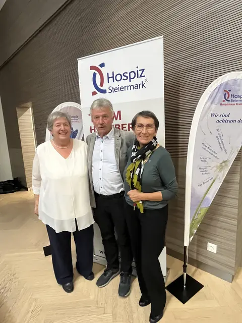 Hospizteamleiterin Renate Prasch (l.) mit ihrer Stellvertreterin Helga Lechner und Hospizpaten Hubert Lang.  | Foto: KK