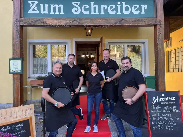 Bgm. Michael W. Cech (Gablitz), Stefan-Paul Porteder (Tullnerbach), Josef Rothensteiner (Pressbaum), Stefan Steinbichler (Purkersdorf) und Wirtin Nui Masong | Foto: Franziska Führer