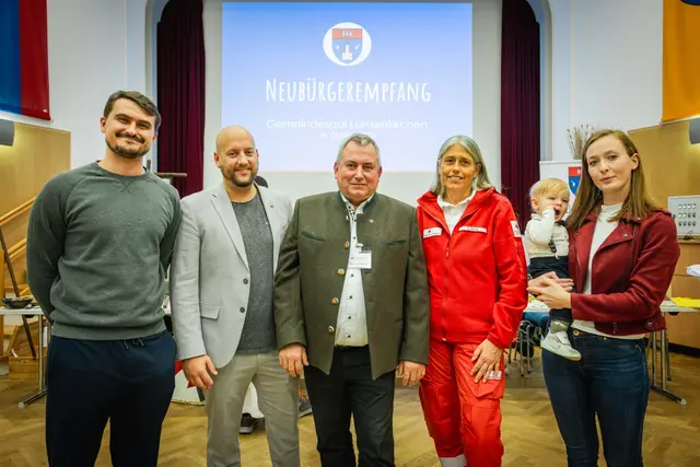 Neubürger Simon Königsberger, GGR David Diabl, Bürgermeister Bernhard Karnthaler, GGR Sabina Doria, Neubürgerin Daniela Brunner mit Noel | Foto: Gemeinde/Hübl