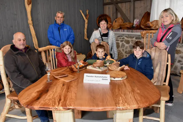 Im neu restaurierten Kloster in Windhaag bei Perg veranstaltet der Seniorenbund des Bezirkes Perg ein Künstler- und Handwerksfest. Theodor Rumetshofer, links, zeigte seine Holzarbeiten. | Foto: Robert Zinterhof