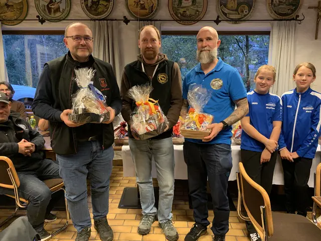 Die Jahressieger des Tirol Cup 2025 in der Männerklasse im 40- und 60-Schuss Programm.

V.l.n.r.:
Josef Achorner jun. (SG Hopfgarten)
Matthias Schneider (SG Brixlegg)
Rene Stary (FFWGK) | Foto: Anna-Susanne Paar