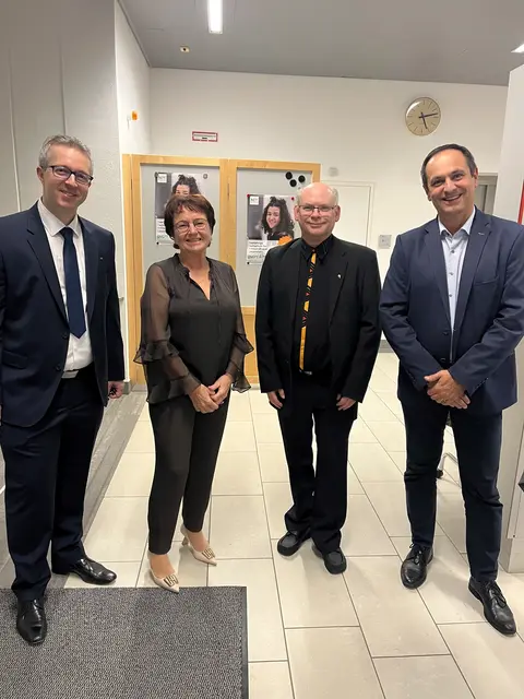 Beim Sektempfang trafen sich Mag. Johannes Weidbacher, der Bürgermeister der Stadt Braunau, die ehemaligen Direktorinnen OStRin Dr.in Annemarie Berschl, der Evangelische Pfarrer und HLW-Lehrer Mag. Jan Lange und Wolfgang Korinek, MEd BEd, Direktor der Mittelschule Ranshofen  | Foto: Mag. Johanna Kirmann