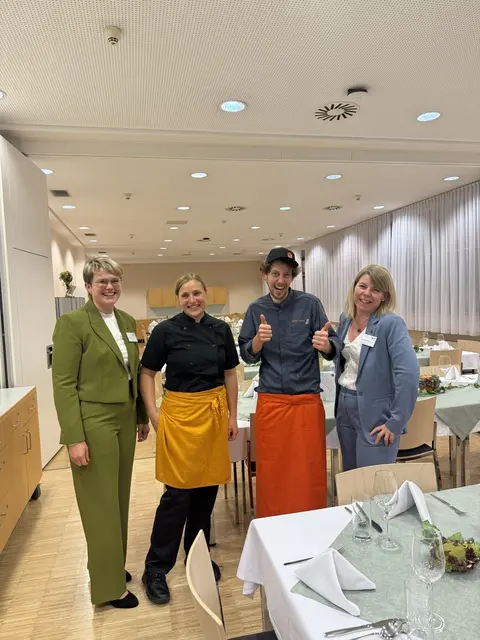 Wenn die einen feiern, gibt es immer ein paar, die arbeiten. Beim Festakt war das ein Teil des Teams „Küche und Restaurantmanagement“: (v.li.) Barbara Ecker, BEd, Katrin Neumayr, BEd, Stefan Schuy, BEd, Julia Liedl, BEd  | Foto: Mag. Johanna Kirmann