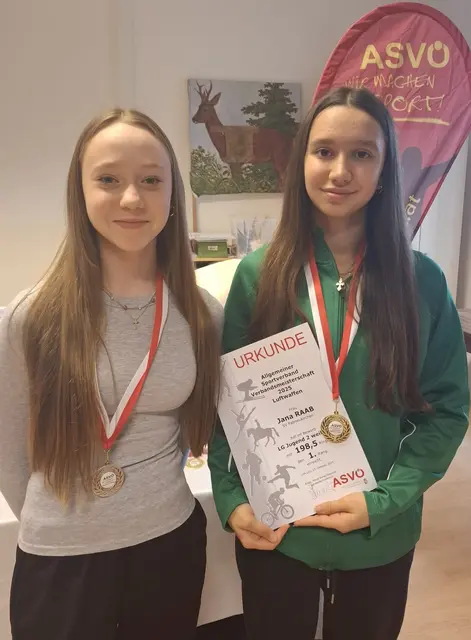 Jana Raab, rechts, siegte in der Jugend 2.  | Foto: Schützenverein Pabneukirchen