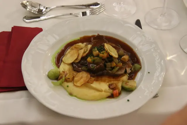 Das geschmorte Schulterscherzl vom Moorochsen wurde von Erdäpfel-Knoblauchpürée und Wurzelgemüse begleitet. | Foto: Martin Wurglits