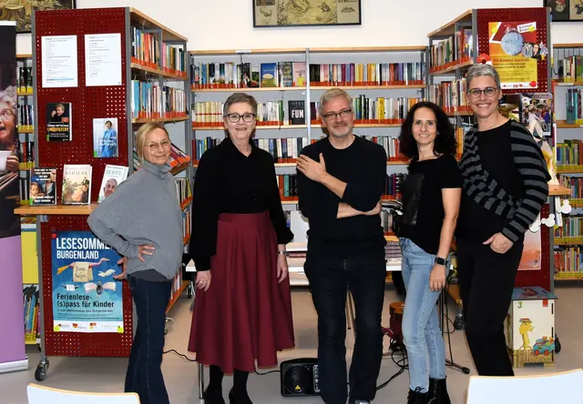 Das Bücherei-Team mit Autor Stefan Franke: (v.l.) Claudia Stingl, Sabine Voith, Stefan Franke, Lydia Edelmann und Daniela Fidler | Foto: Gemeindebücherei Wimpassing