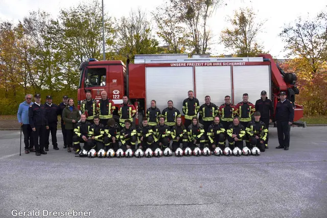 Die Mannschaft von Gleisdorf mit Bewerter und Ehrengästen.  | Foto: Gerald Dreisieber
